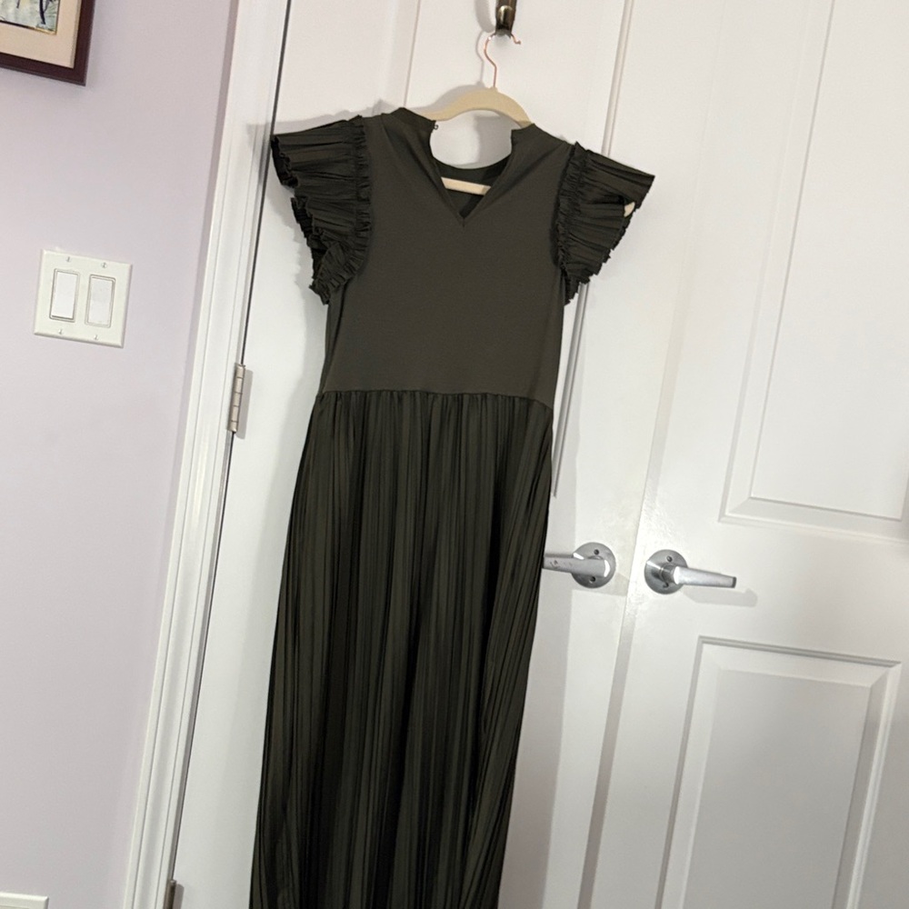 Elegant green Dress with Ruffled Sleeves